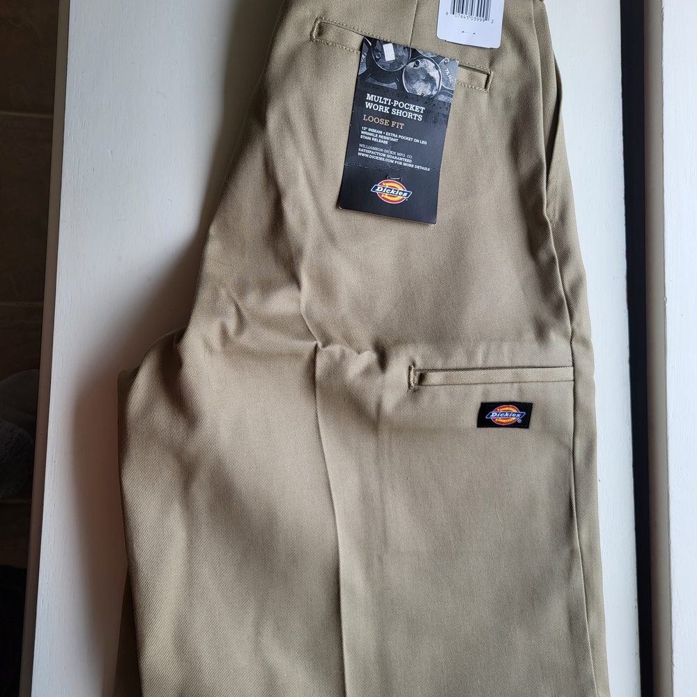 Dickies Men's Loose Fit Flat Front Work Shorts. Size 32.
